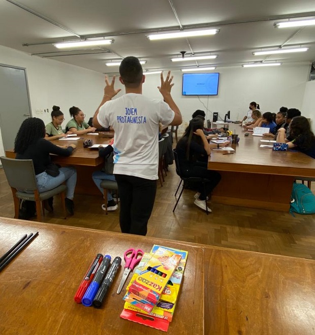 Estudantes de escolas estaduais participam do curso de Formação Presencial em Protagonismo na EE Governado Milton Campos. Foto: Camila Felix.